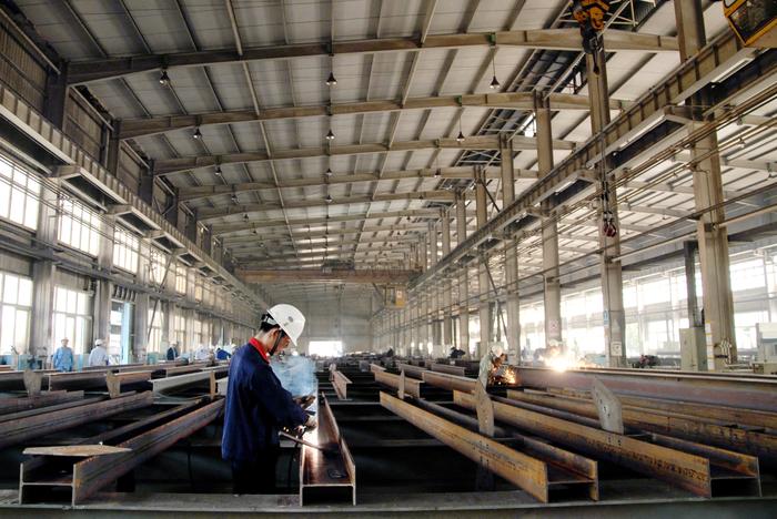 下面就帶大家了解一下什么是四川管廊鋼結(jié)構(gòu)？ 以鋼材制作為主的結(jié)構(gòu)，是主要的建筑結(jié)構(gòu)類型之一。鋼材的特點是強度高、自重輕、剛度大，故用于建造大跨度和超高、超重型的建筑物特別適宜；材料勻質(zhì)性和各向同性好，屬理想彈性體，最符合一般工程力學(xué)的基本假定；材料塑性、韌性好，可有較大變形，能很好地承受動力荷載；建筑工期短；其工業(yè)化程度高，可進行機械化程度高的專業(yè)化生產(chǎn)；加工精度高、效率高、密閉性好，故可用于建造氣罐、油罐和變壓器等。其缺點是耐火性和耐腐性較差。主要用于重型車間的承重骨架、受動力荷載作用的廠房結(jié)構(gòu)、板殼結(jié)構(gòu)、高聳電視塔和桅桿結(jié)構(gòu)、橋梁和庫等大跨結(jié)構(gòu)、高層和超高層建筑等。鋼結(jié)構(gòu)今后應(yīng)研究高強度鋼材，大大提高其屈服點強度；此外要軋制新品種的型鋼，例如H型鋼（又稱寬翼緣型鋼）和T形鋼以及壓型鋼板等以適應(yīng)大跨度結(jié)構(gòu)和超高層建筑的需要。 鋼結(jié)構(gòu)又分輕鋼和重鋼。判定沒有一個統(tǒng)一的標(biāo)準(zhǔn)，很多有經(jīng)驗的設(shè)計師或項目經(jīng)理也常常不能完全說明白，可以以一些數(shù)據(jù)綜合考慮并加以判斷